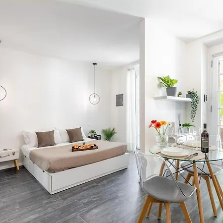 Urban Oak - Station 1 Min & Private Patio Apartment